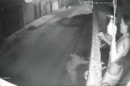 Homem que quebrou porta de vizinha fica com queimaduras após ser repelido com água quente (Foto: Reprodução)