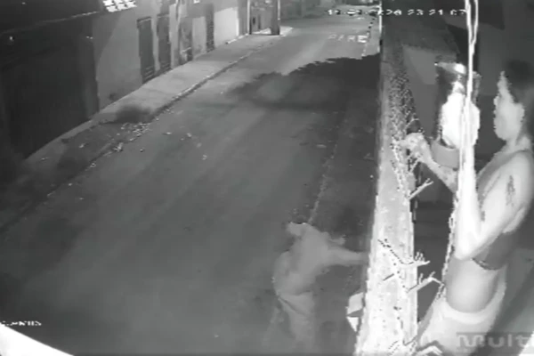 Homem que quebrou porta de vizinha fica com queimaduras após ser repelido com água quente (Foto: Reprodução)