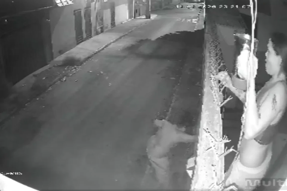 Homem que quebrou porta de vizinha fica com queimaduras após ser repelido com água quente (Foto: Reprodução)
