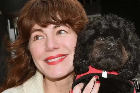 Cantora de rock se casa com o próprio cachorro; veja fotos União Jenny Lewis estrela do rock dividiu opiniões nas redes sociais