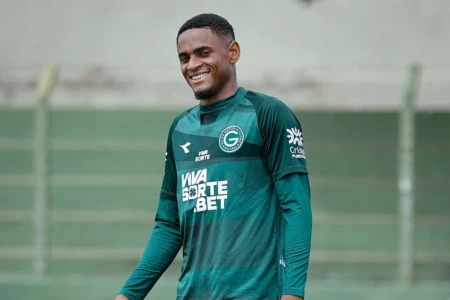 Jajá em treino no Goiás
