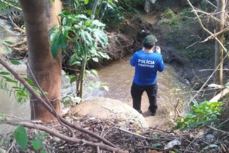 Homem joga amigo de ponte, ajuda no resgate e é preso em Goianésia (Foto cedida ao Mais Goiás)