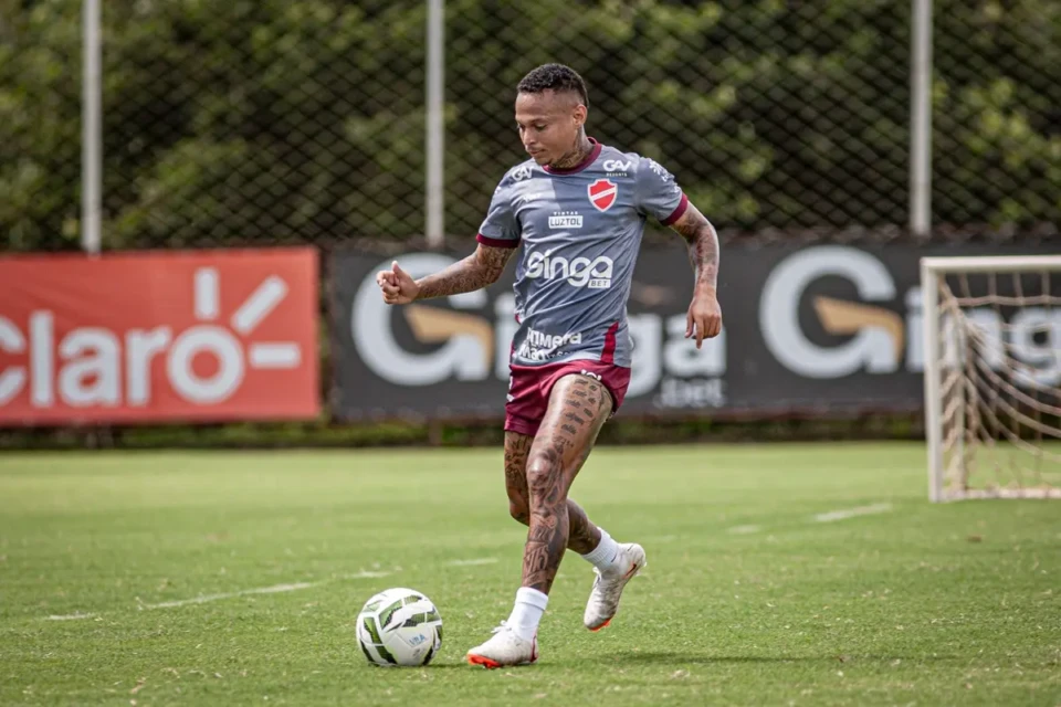 Janderson em treino no Vila Nova