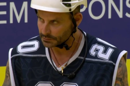 Globo vai manter contrato e cachê de Henri Castelli após saída do BBB 26? Emissora se pronuncia Ator deixou reality após convulsões