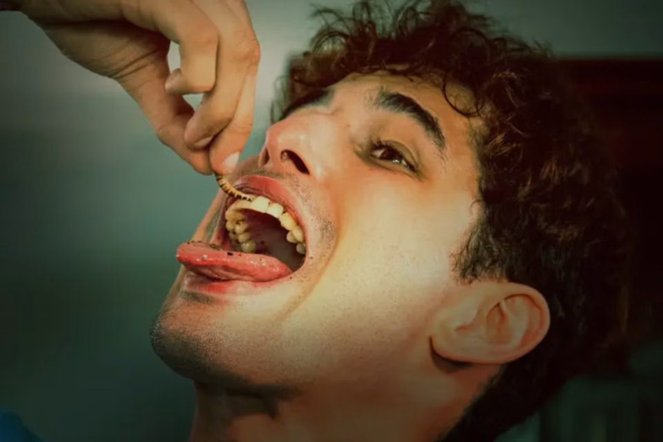 Homem nos EUA diz sentir prazer ao comer insetos vivos todos os dias e vira destaque de série sobre hábitos bizarros