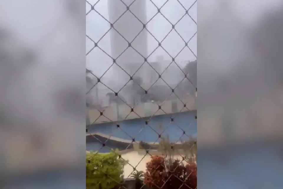 'Cê besta, cumpade': chuva assusta morador do Alto da Glória, em Goiânia (Foto: Reprodução)