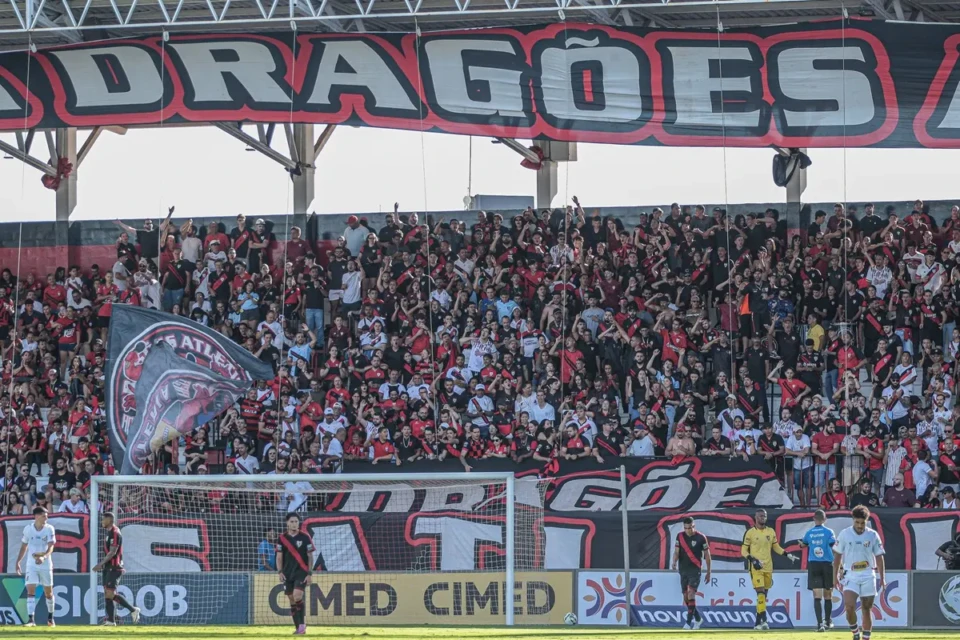 Torcida do Atlético Goianiense no estádio Antônio Accioly