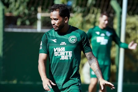 Lourenço deverá seguir de titular no meio de campo do Goiás