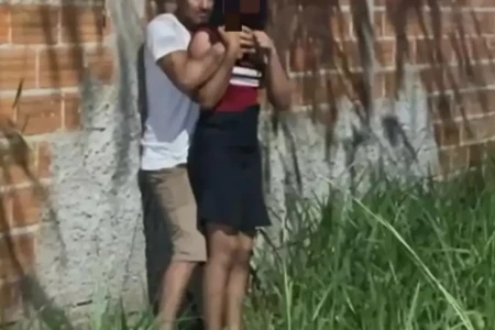 Suspeito fazendo adolescente de refém (Foto: Divulgação/PM)