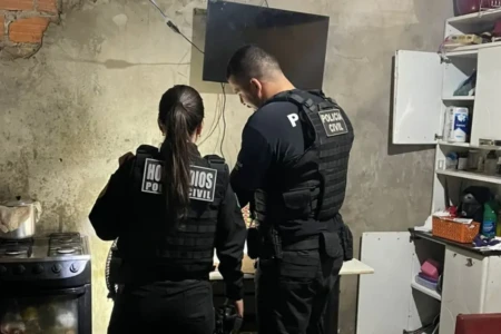 Policiais vasculham endereços de suspeitos em Mineiros e Jataí (Foto: PCGO)