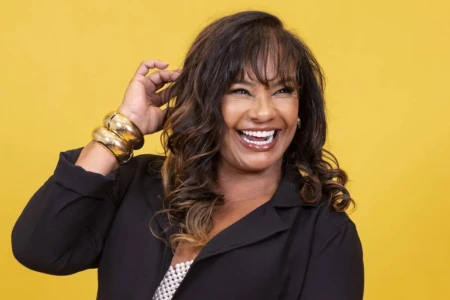 'Bolsa Família não é brinquedo, não', diz governo após fake news de Solange Couto no BBB PT publicou um vídeo em respostas às falas da atriz