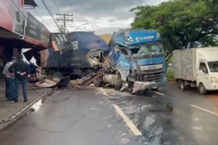Carreta desgovernada deixa rastro de destruição no Jardim Guanabara, em Goiânia