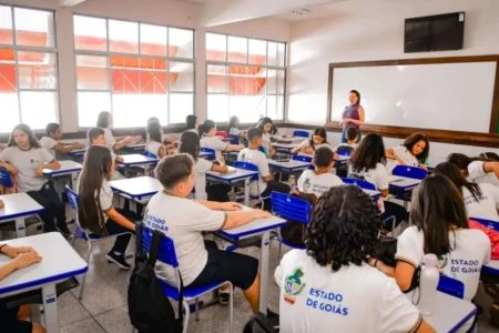 Governo abre inscrições finais para bolsa de R$ 2.100 a professores de Goiás; saiba como concorrer Benefício será pago por até 24 meses