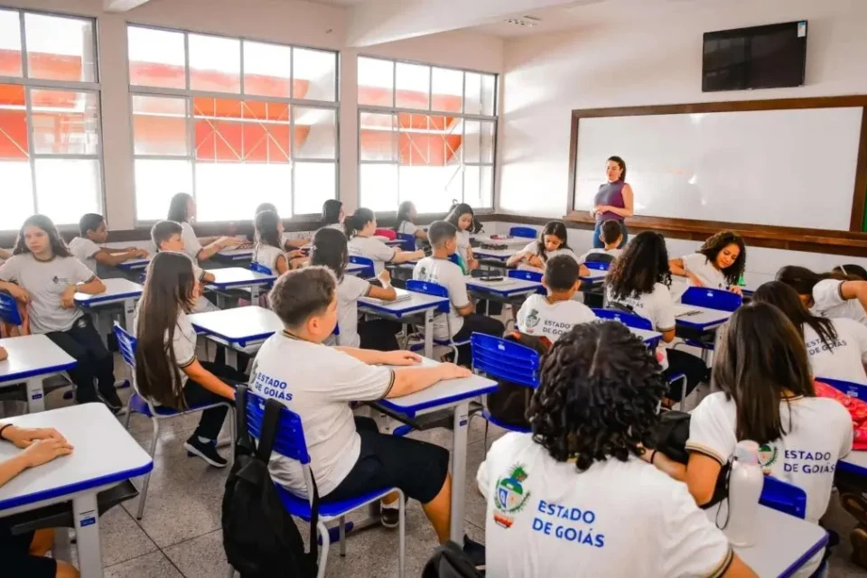 Governo abre inscrições finais para bolsa de R$ 2.100 a professores de Goiás; saiba como concorrer Benefício será pago por até 24 meses