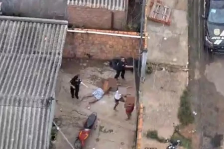 Policiais rendendo faccionado do CV (Foto: divulgação/PCMT)