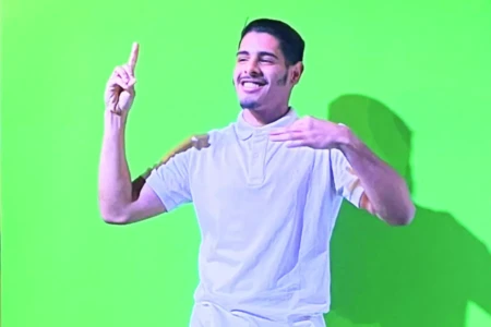 Estudante utiliza língua de sinais para ajudar surdos em igreja de Goiânia: 'quero usar na medicina' (Foto cedida ao Mais Goiás)