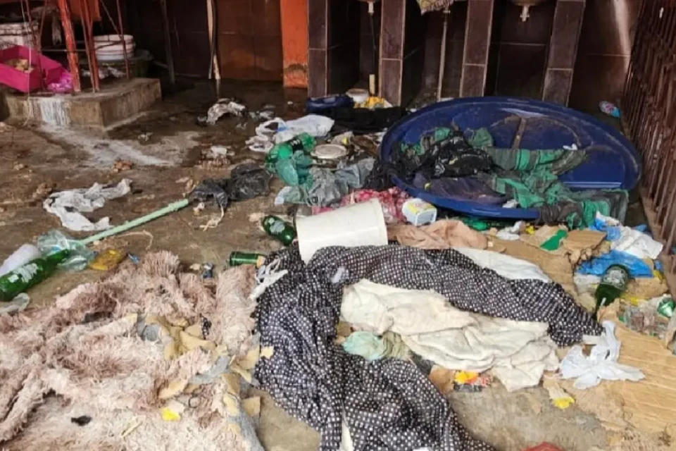 Imagem do ambiente sujo onde os animais estavam