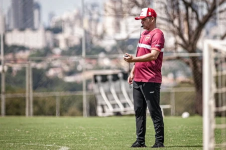 Umberto Louzer em treino no Vila Nova