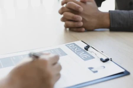 Imagem de uma pessoa em entrevista de emprego