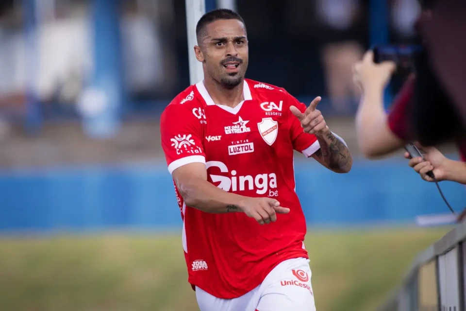 Dellatorre comemora gol pelo Vila Nova contra o Anápolis