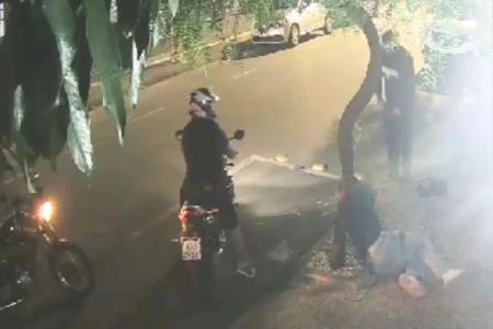 Trio agredindo cliente de bar - (Foto: Reprodução/PM)