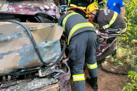 No ônibus estavam 58 passageiros, que não sofreram ferimentos Motorista morre preso às ferragens após acidente entre carro e ônibus na BR-020