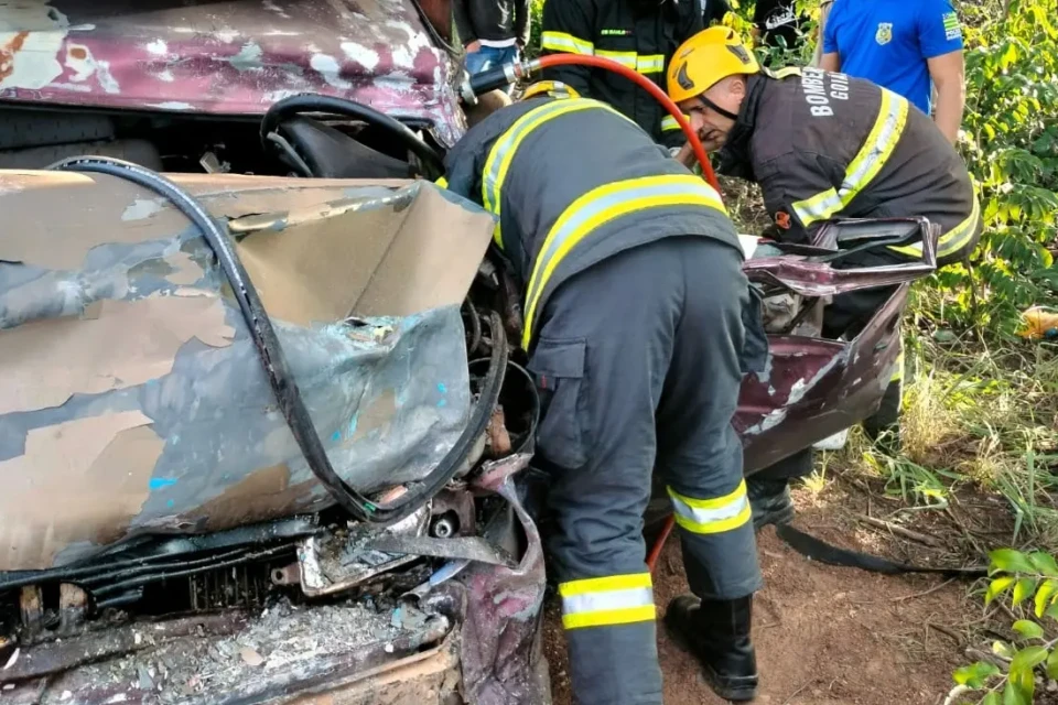 No ônibus estavam 58 passageiros, que não sofreram ferimentos Motorista morre preso às ferragens após acidente entre carro e ônibus na BR-020