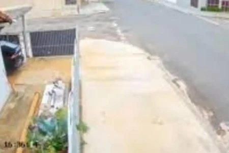 Vídeo: perseguição policial termina em acidente com viatura da CPE em Morrinhos Quatro policiais militares e o motorista ficaram feridos