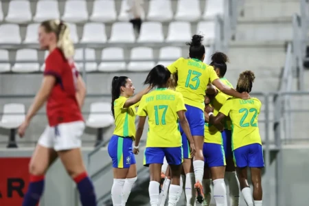 Seleção brasileira feminina durante amistoso