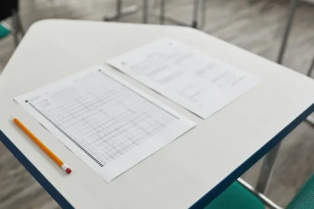 Imagem de uma prova na mesa