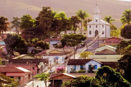 Menor cidade do Brasil tem 833 moradores e criminalidade zero; conheça Serra da Saudade imune a apagaões tem dois supermercados e sete bares