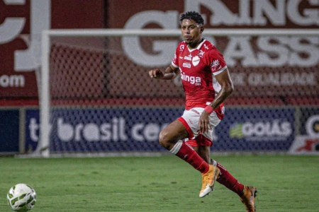 Pedro Romano em jogo do Vila Nova