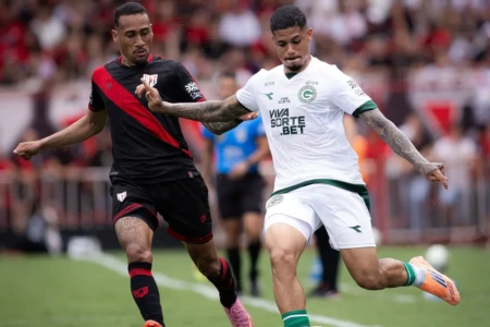 Diego Caito em jogo do Goiás contra o Atlético Goianiense