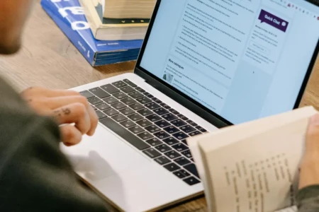 Imagem de uma pessoa estudando