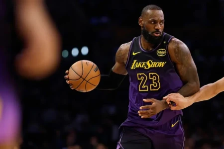 LeBron James em partida pela NBA