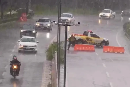 Chuva causa interdição da Marginal Botafogo, Independência e Jamel Cecílio 