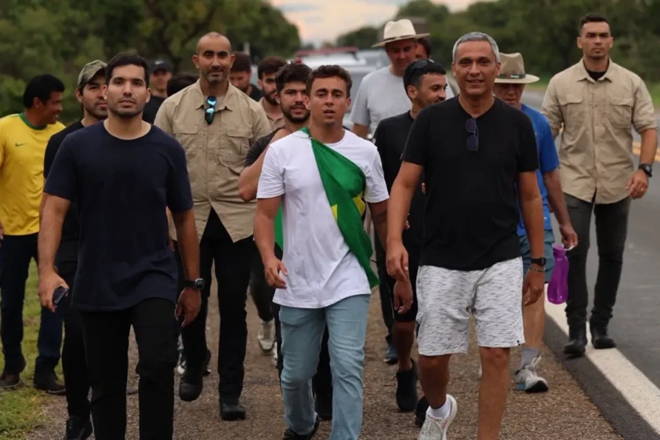 Paracatu Minas Gerais até Brasília Nikolas Ferreira caminhada de 240 km em protesto contra prisões do 8/1; Carlos Bolsonaro participará