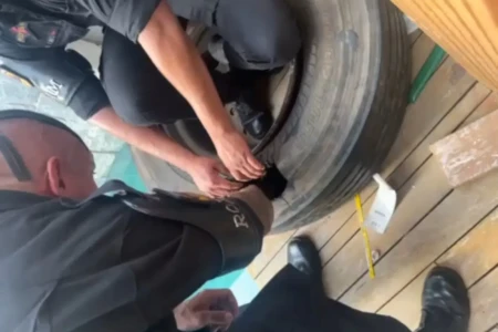 Policiais encontram droga dentro de pneu em casa de luxo de Senador Canedo