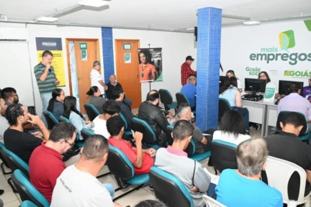 Imagem de pessoas na Central Mais Empregos