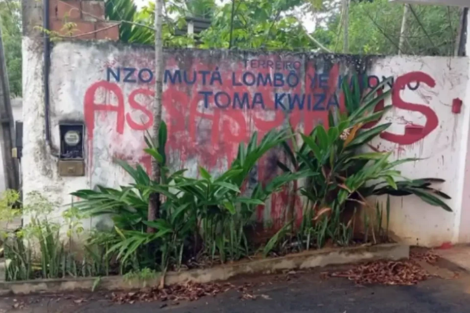 Terreiro de Candomblé é vandalizado em Salvador: 'assassinos' (Foto: Reprodução)