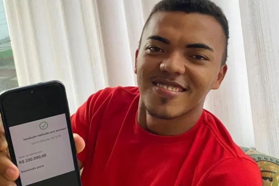 Estudante de Goiânia devolveu pix de R$ 200 mil consegue recompensa trabalho Leandro Pinheiro virou símbolo de integridade