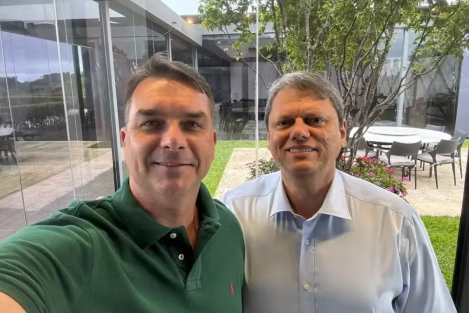 Tarcísio promete 'trabalhar muito em prol do Flávio' após crise com clã Bolsonaro