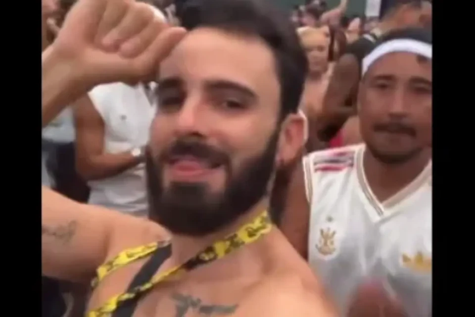 Funcionário toma todas em show da Anitta e posta vídeos no perfil da empresa (Foto: Reprodução)