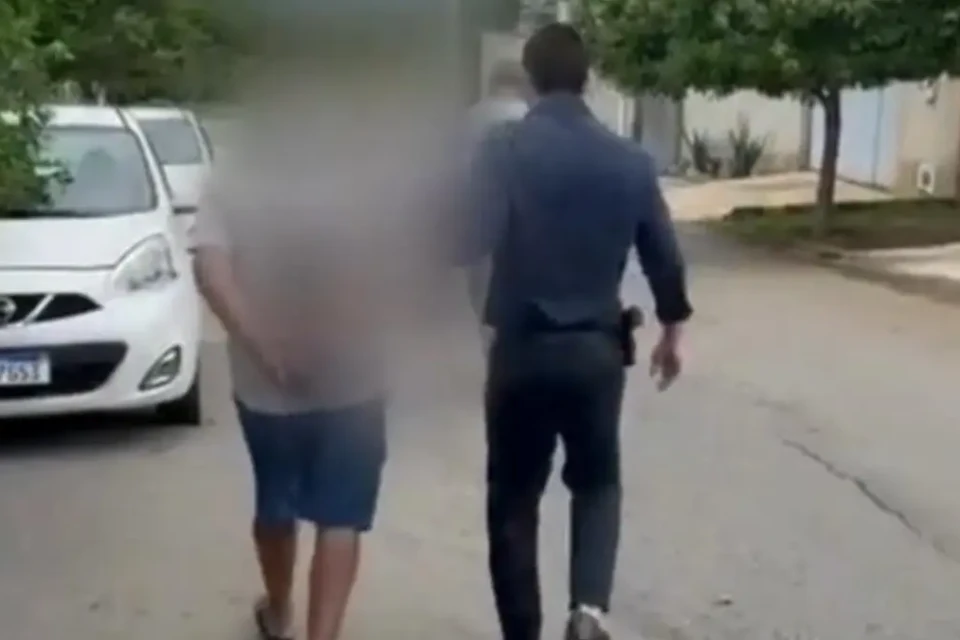 Idoso sendo conduzido pelo delegado - (Foto: divulgação/PC)