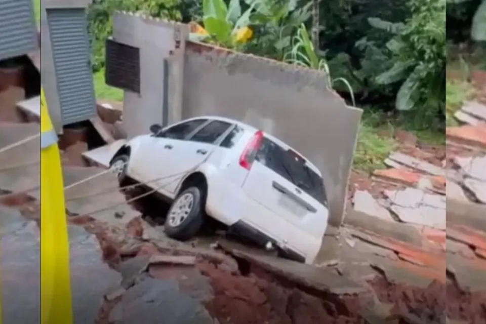 Imagem mostra veículo engolido por cratera que se formou durante tempestade