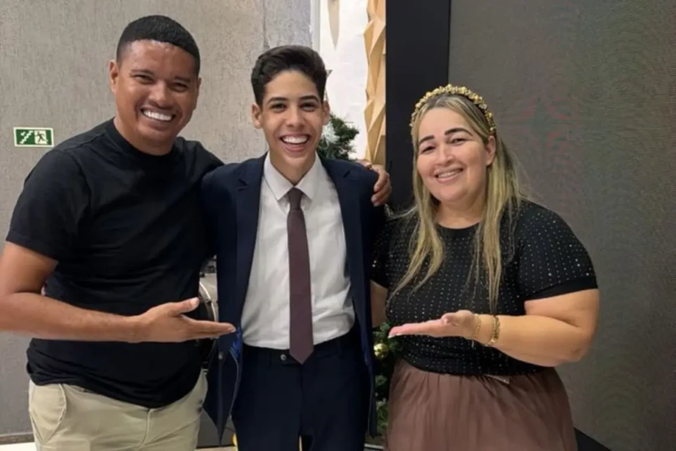 Pastor mirim Miguel Oliveira esbanja teatralidade durante culto em Goiânia (Foto: @ad.adoradores)