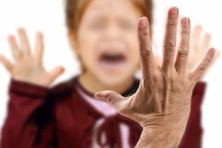 Mãe é absolvida do crime maus-tratos por dar palmadas na filha que assistia vídeo inadequado