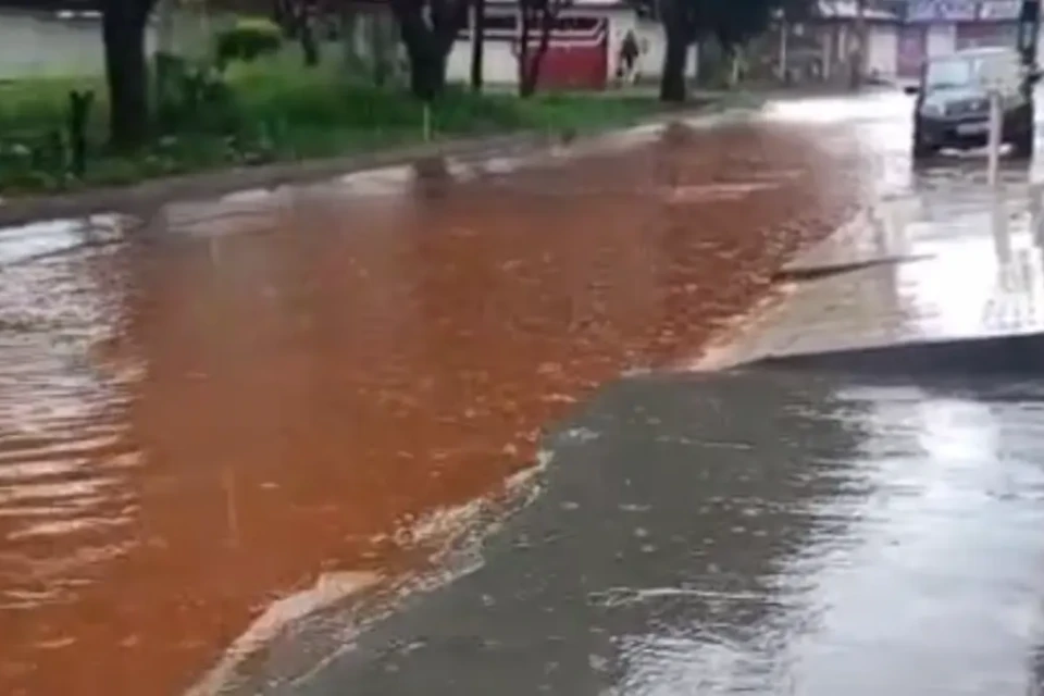 Imagem da rua alagada