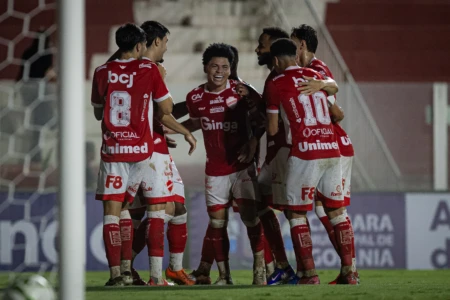 Jogadores do Vila Nova comemoram gol contra Aparecidense
