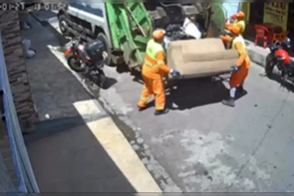 Mulher deixa sofá secando na porta e móvel é levado por garis; veja o desfecho da história Caso em Maceió e vídeo viralizou na internet